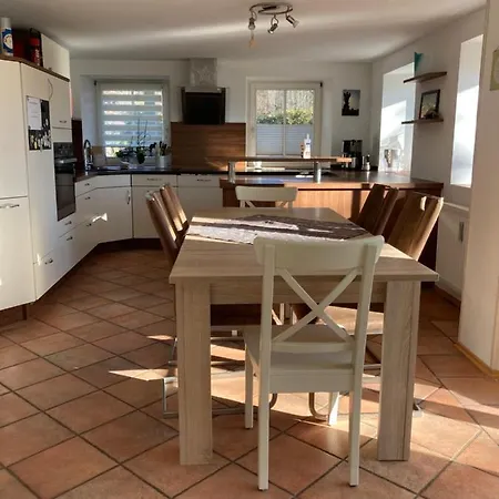 Familiensuite Mit Garten Und Poolnutzung Apartment Übersee