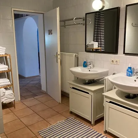 Familiensuite Mit Garten Und Poolnutzung Apartment