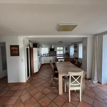 Familiensuite Mit Garten Und Poolnutzung Apartment